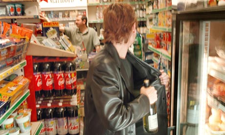 Προσπάθησαν να κλέψουν τρόφιμα και καλλυντικά από σούπερ μάρκετ της Καλαμάτας
