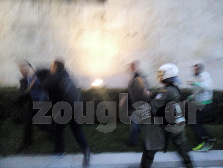 Επίθεση από αγνώστους δέχτηκε ο Γιώργος Κουμουτσάκος στο Σύνταγμα (φωτογραφίες και βίντεο)