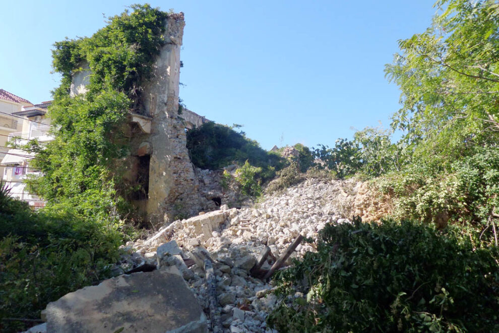 Κατέρρευσε η ανατολική πλευρά του κτηρίου Κατσουλέα (φωτογραφίες)