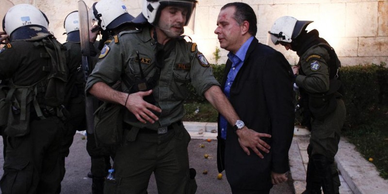 ΜΑΤατζήδες ακούνητοι, αγέλαστοι…