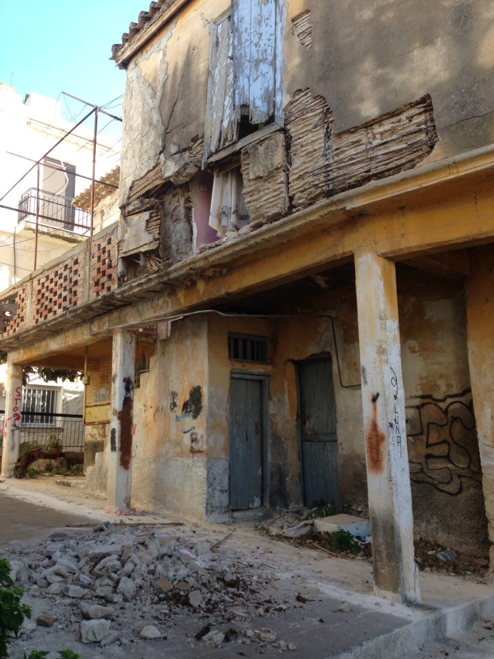Κινδυνεύουν παιδάκια και περαστικοί  από κατάρρευση παλιάς οικίας στην Κυπαρισσία (φωτογραφίες)