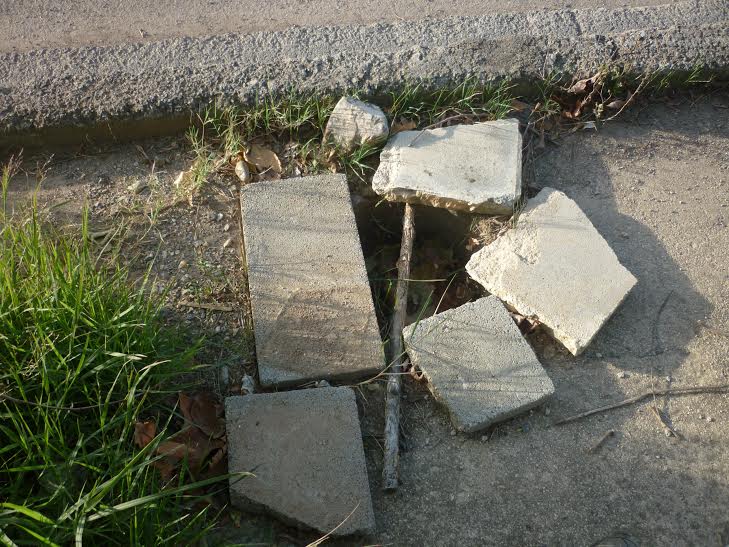 Άθλιο το πεζοδρόμιο της οδού Κρήτης