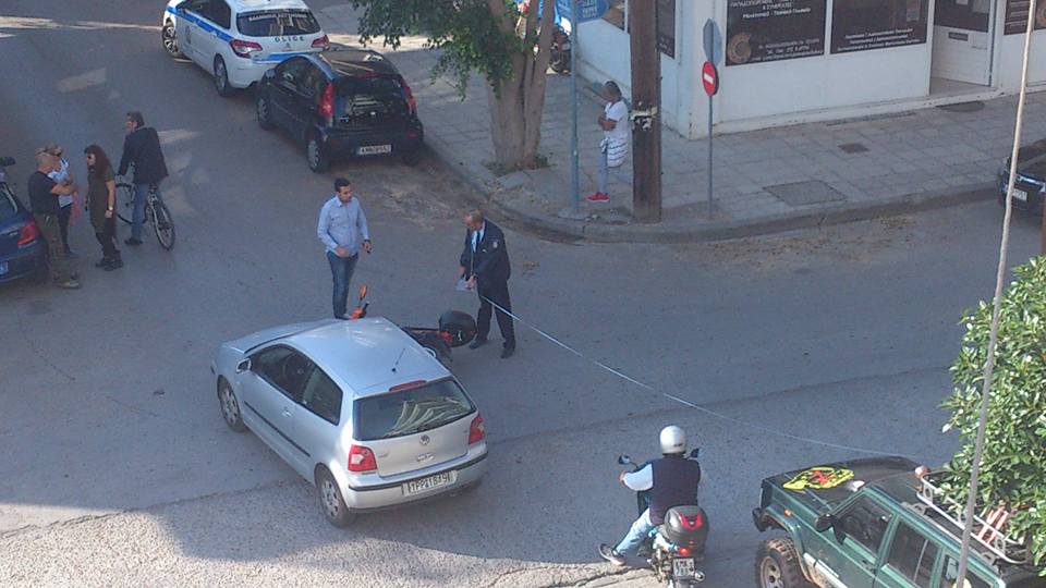 Αυτοκίνητο συγκρούστηκε με μηχανάκι στο κέντρο της Καλαμάτας