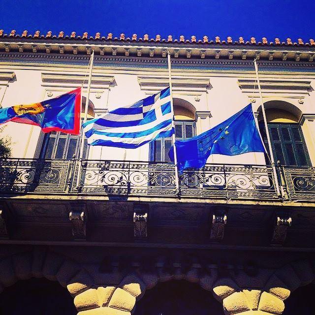 Ξέμειναν οι σημαίες;