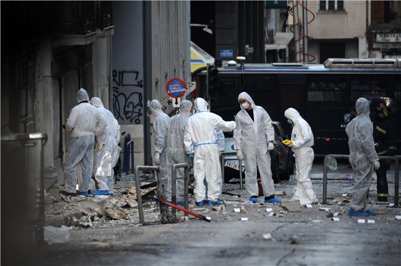 Βόμβα στα γραφεία του ΣΕΒ στο Σύνταγμα (φωτογραφίες)