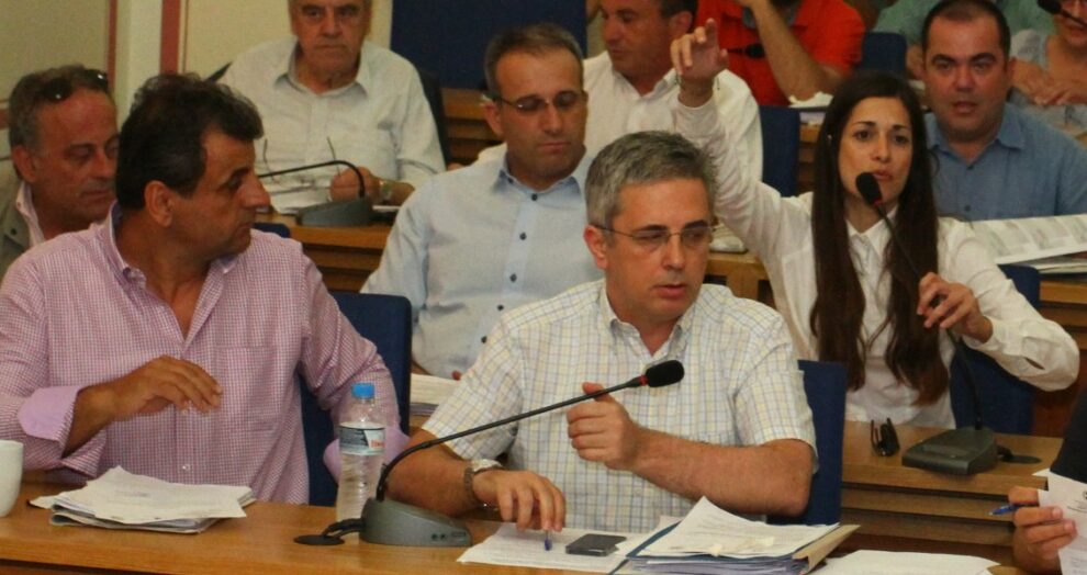 Τα χρέη τρέχουν, αλλά οι αιρετοί έχουν… άλλη τσέπη