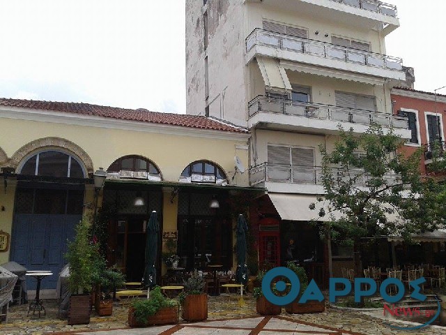 Κομμάτι τσιμέντου που υποχώρησε αναστάτωσε την Πλατεία Αμφείας (φωτογραφίες)