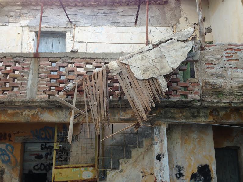 Καταρρέει κάθε μέρα η παλιά οικία στα «σκαλάκια του Μπαρτζελιώτη»