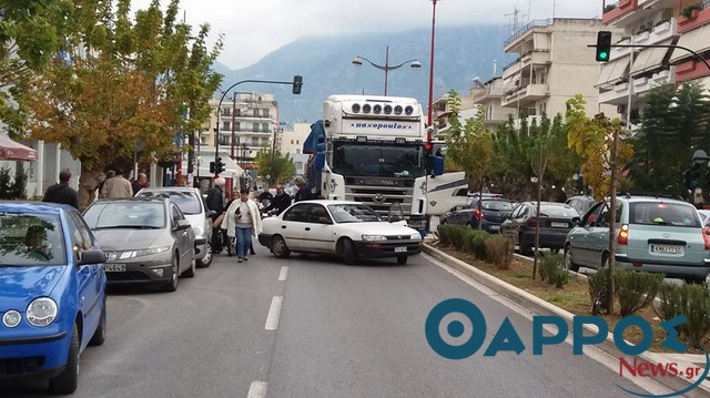 Νταλίκα συγκρούστηκε με αυτοκίνητο στην Καλαμάτα (φωτογραφίες)