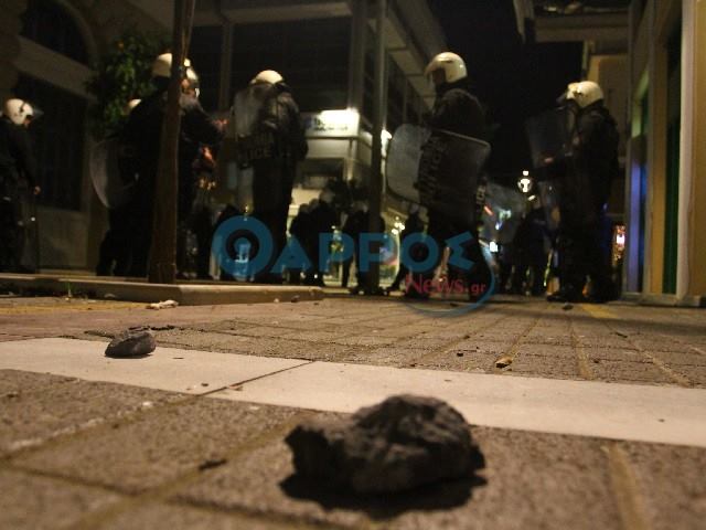 Σε 2 συλλήψεις νεαρών προχώρησε η αστυνομία για τα χθεσινοβραδινά επεισόδια στην Καλαμάτα