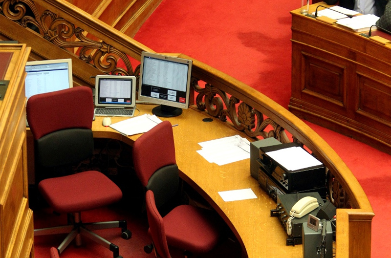 27 χρόνια μόνιμος υπάλληλος της Βουλής με πλαστό πτυχίο