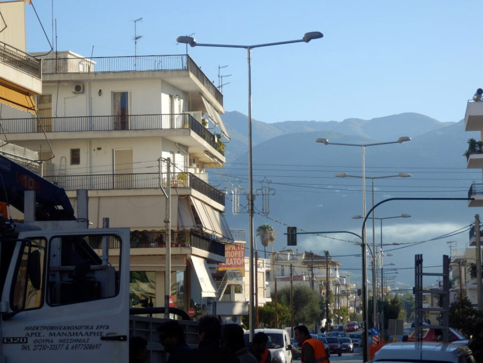 Τοποθέτηση φωτιστικών σωμάτων στη Βασιλέως Γεωργίου