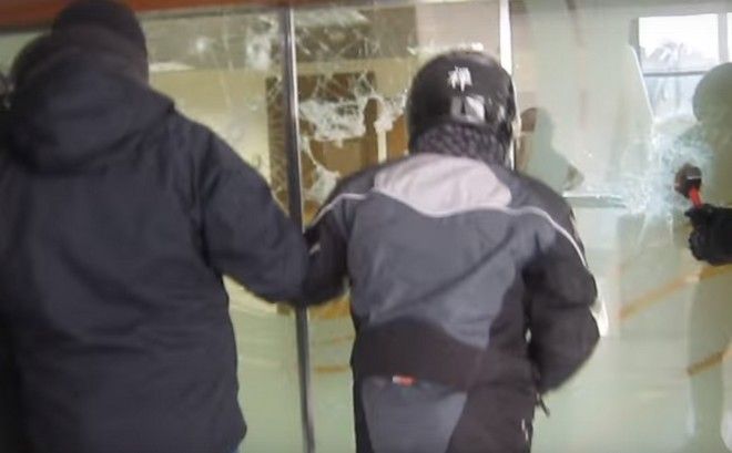 Καρέ καρέ η στιγμή της εισβολής μελών του Ρουβίκωνα στον Τειρεσία