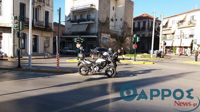 Τροχαίο ατύχημα στο κέντρο της Καλαμάτας (φωτογραφίες)