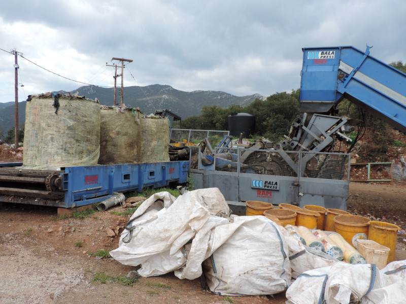 Γύρω γύρω όλοι και στη μέση η… ΤΕΡΝΑ