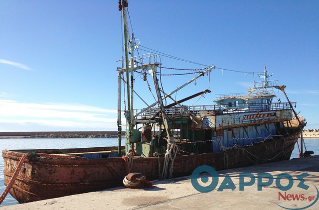Απομακρύνεται μέχρι τέλος του μήνα το σαπιοκάραβο από το λιμάνι Κυπαρισσίας