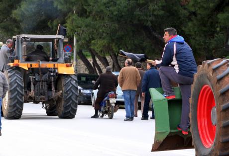«Ζεσταίνουν» τα τρακτέρ οι αγρότες της Πελοποννήσου αντιδρώντας στο ασφαλιστικό
