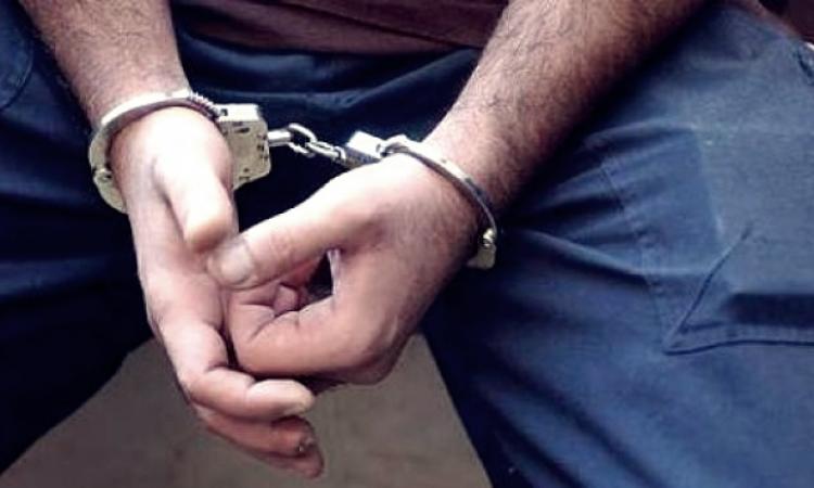 Αστυνομικός με χειροπέδες έπειτα από μήνυση νεαρού τσιγγάνου