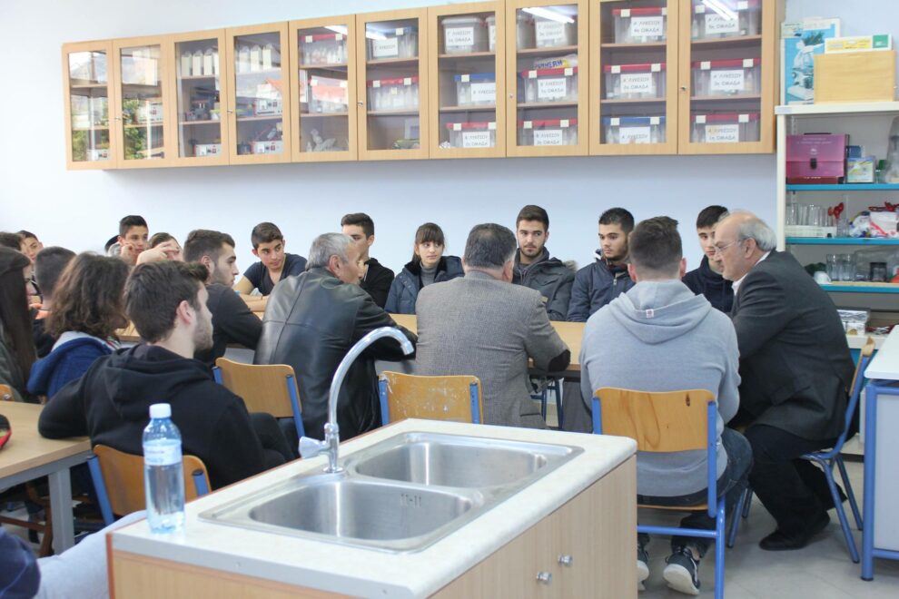 Γενικό Λύκειο Κυπαρισσίας: «Θυμωμένοι οι μαθητές για το Γυμναστήριο και με ΜΜΕ!» (φωτογραφίες)