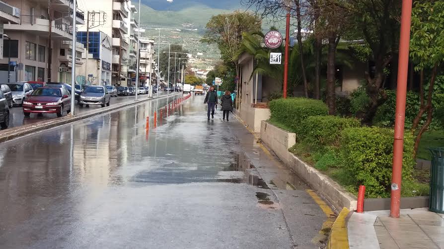 Στο οδόστρωμα οι πεζοί