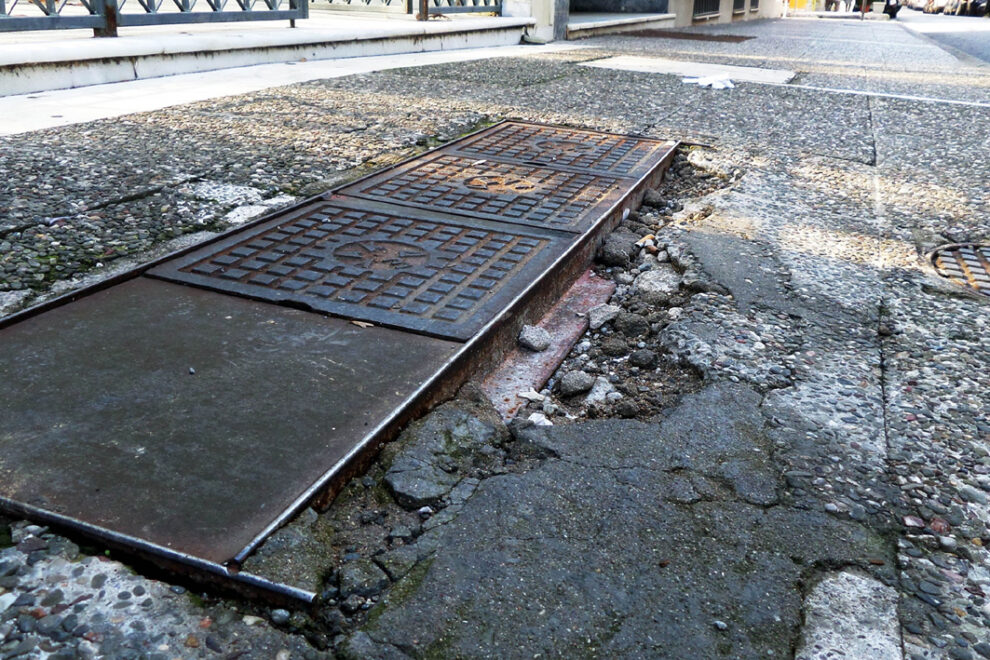 Πεζοδρόμιο ΚΑΙ χώρος στάθμευσης…
