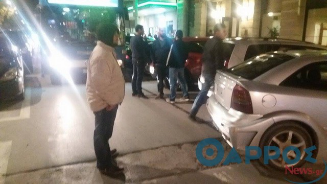 Κυκλοφοριακό χάος στο κέντρο της Καλαμάτας από παράνομα σταθμευμένο όχημα (φωτογραφίες)