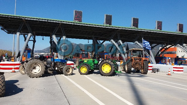 Αγρότες έκλεισαν την Ε.Ο. Καλαμάτας- Τρίπολης (βίντεο και φωτογραφίες)