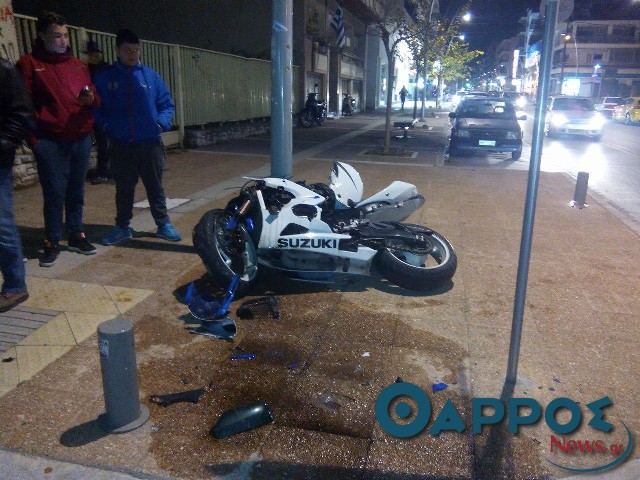Μηχανή “καρφώθηκε” σε κολώνα στη Φαρών (φωτογραφίες)