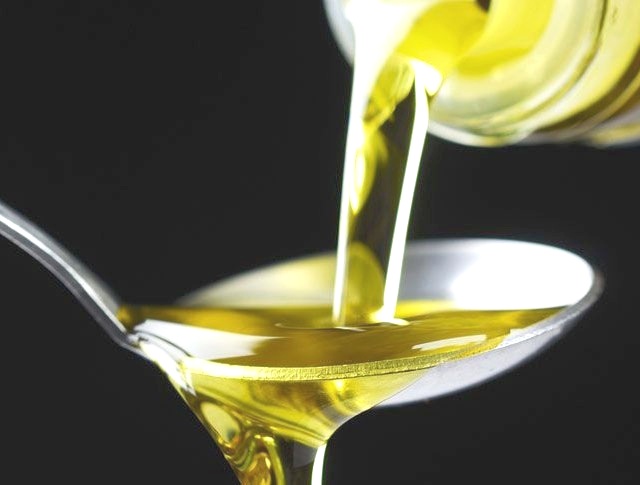 Συνελήφθη 29χρονος που πουλούσε απροσδιόριστο υγρό για ελαιόλαδο