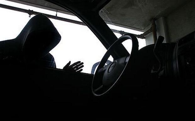 Τρείς ανήλικοι διέρρηξαν αυτοκίνητο στη Μεσσήνη, συνελήφθη η μητέρα των δύο