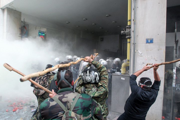 Επεισόδια & συλλήψεις έξω από το υπουργείο αγροτικής ανάπτυξης (βίντεο)