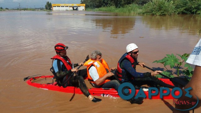 Διάσωση με κανό για αποκλεισμένους σε εργοστάσια στον Πάμισο (φωτογραφίες και βίντεο)