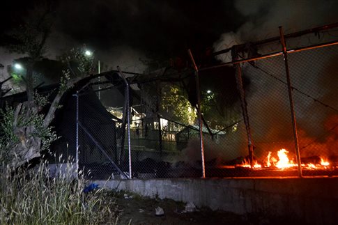 Επεισόδια και φωτιές στη Μόρια