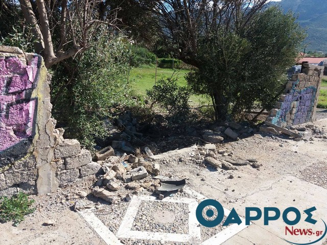 Αυτοκίνητο  έπεσε σε μάντρα στη Ναυαρίνου! (φωτογραφίες)