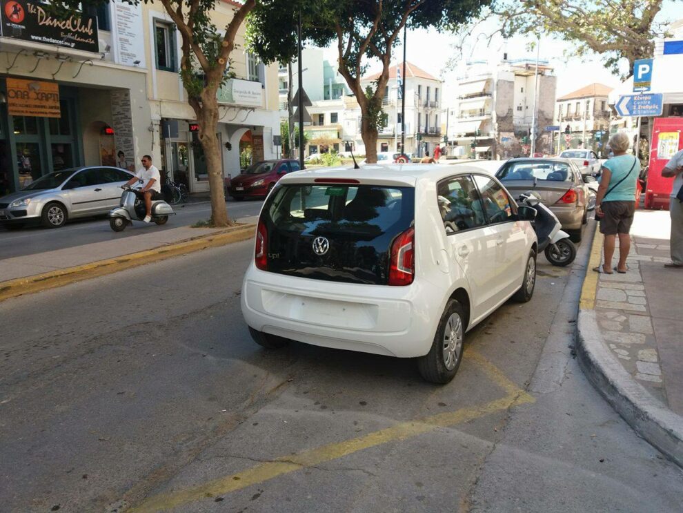 Παράτησε το αυτοκίνητο