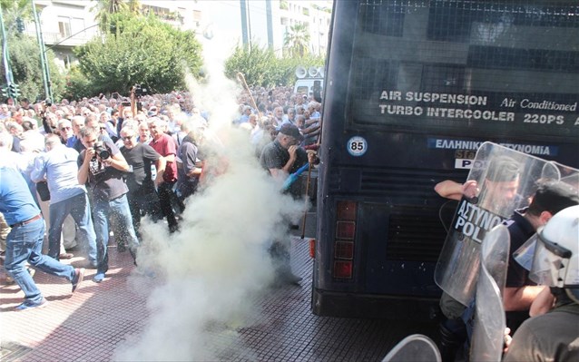 Απαγορεύεται στο εξής η χρήση δακρυγόνων σε διαδηλώσεις εργαζομένων και συνταξιούχων