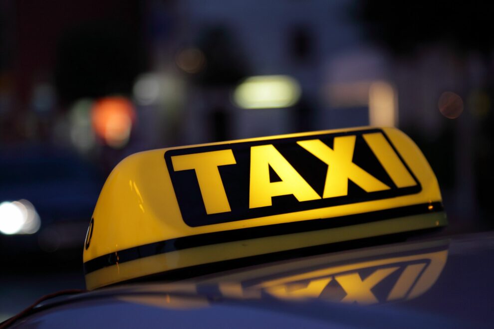 Σε εξέλιξη διαγωνισμός για 50 δρομολόγια μεταφοράς μαθητών με ταξί