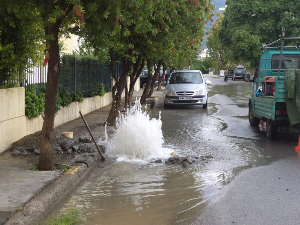 Έσπασε αγωγός στην Κοραή!