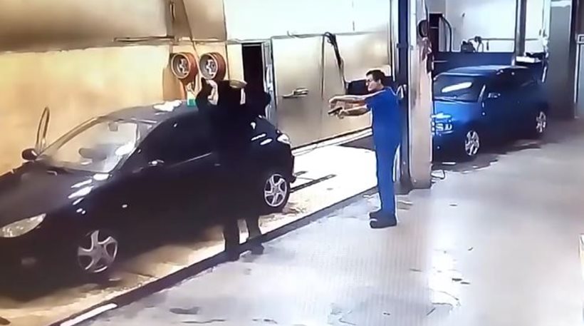 Έβαλε τον επίδοξο ληστή να του καθαρίσει όλα τα αυτοκίνητα στο συνεργείο (βίντεο)