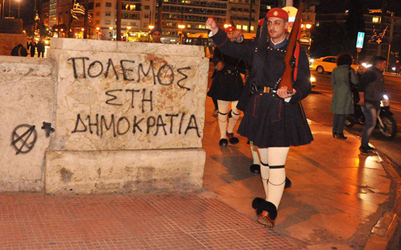 Πέταξαν μολότοφ στους Ευζώνους στο μνημείο του Αγνώστου Στρατιώτη