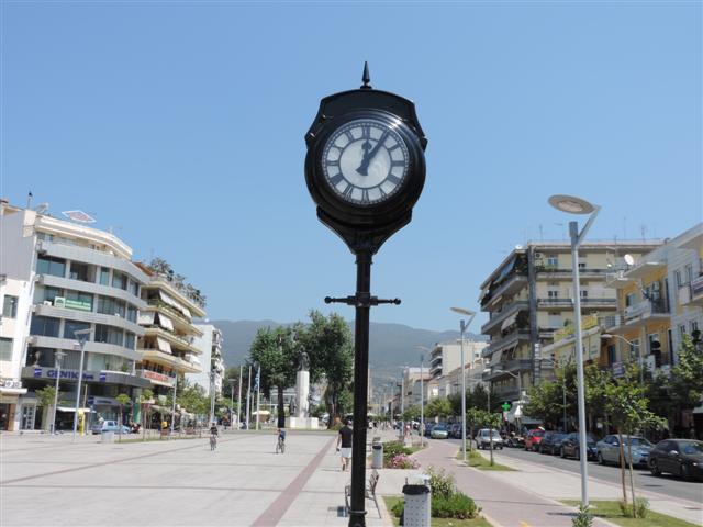 Γυναίκα επιτέθηκε με καρέκλα σε αστυνομικό στην πλατεία της Καλαμάτας