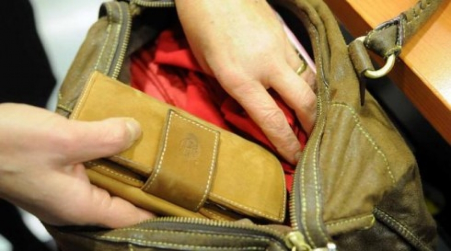 Έκλεψε χρήματα από την τσάντα γυναίκας  που συμμετείχε στα γυρίσματα ταινίας στο Βουλκάνο