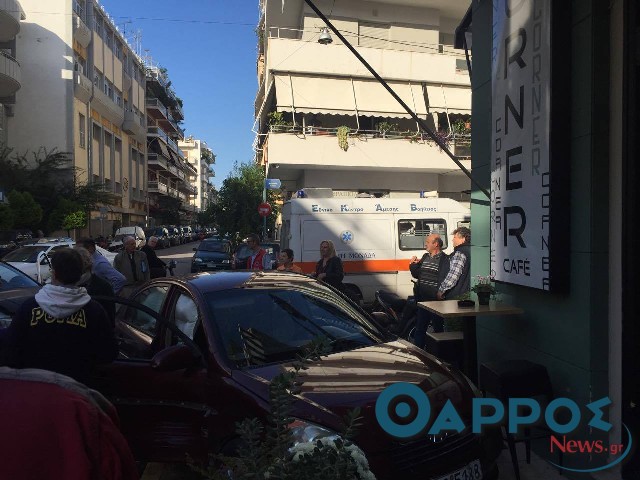 Αυτοκίνητο “μπήκε” σε καφετέρια στην Καλαμάτα (φωτογραφίες)