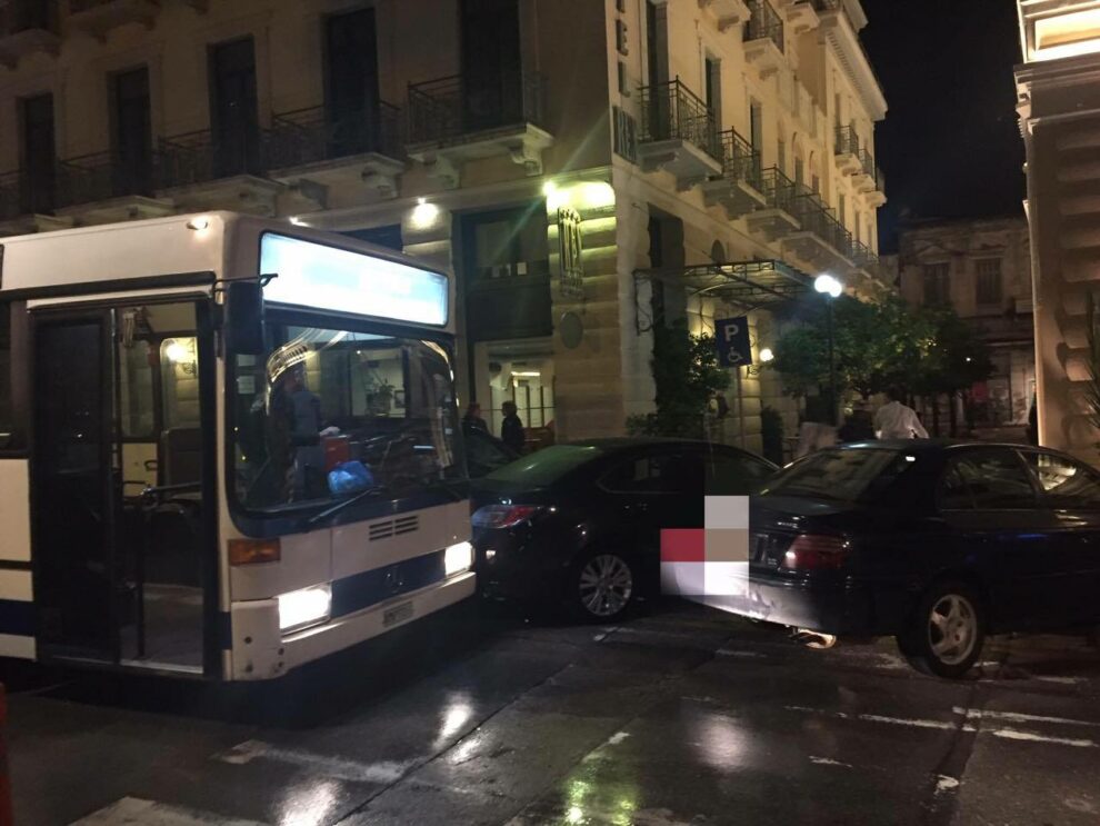 Ασυνείδητος οδηγός δημιούργησε κυκλοφοριακό «κομφούζιο» στο κέντρο της Καλαμάτας (φωτογραφίες)