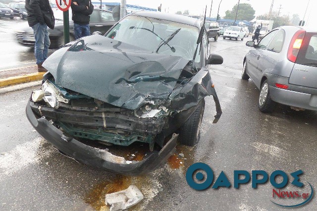 Σύγκρουση οχημάτων στη Νέα Είσοδο Καλαμάτας (φωτογραφίες)