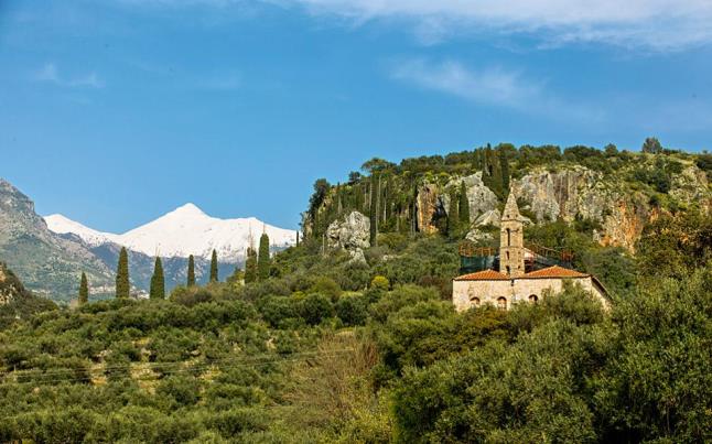 Χαρακτηρίσθηκαν μνημεία μονοπάτι και γεφύρι στη Μάνη