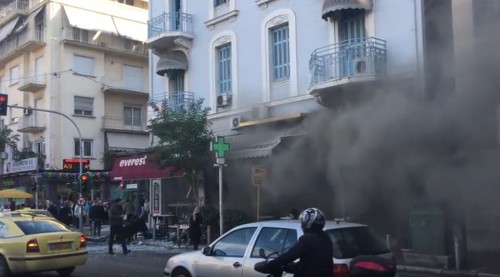 Νεκρή ανασύρθηκε γυναίκα από την έκρηξη στα “Everest” στην Πλ. Βικτωρίας (βίντεο)
