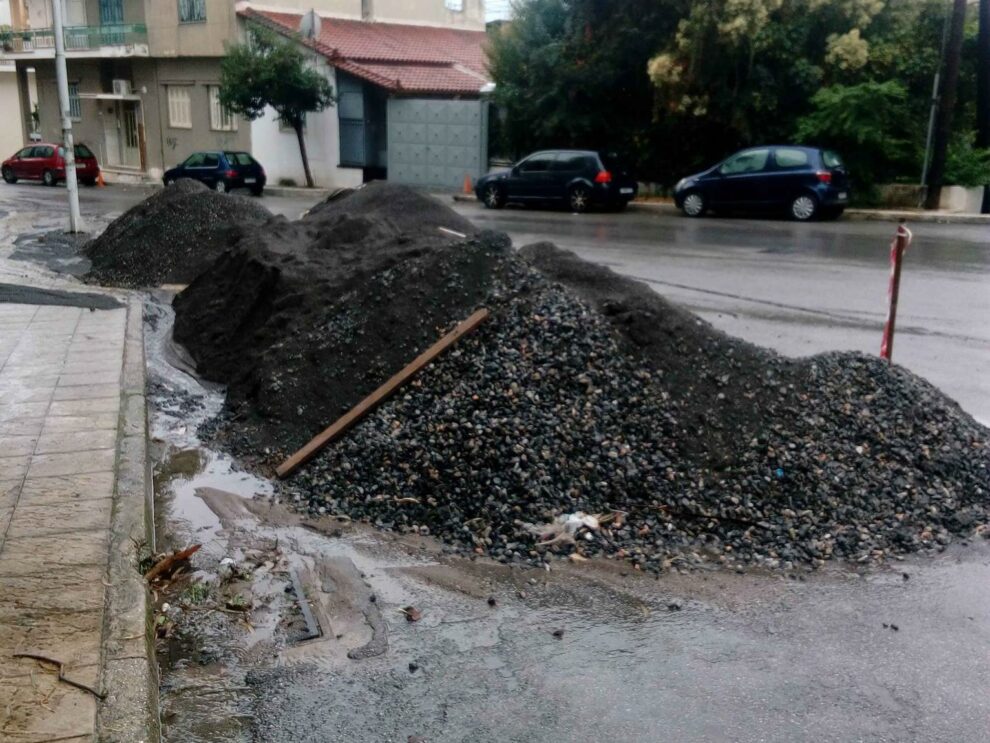 Ένα παρατημένο εργοτάξιο που παρασύρεται από τη βροχή (φωτογραφίες)