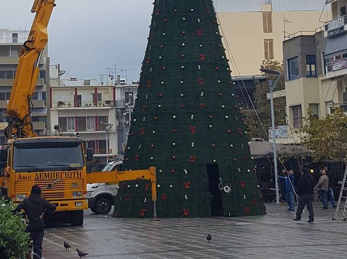 «Φορά» τα γιορτινά της η Καλαμάτα