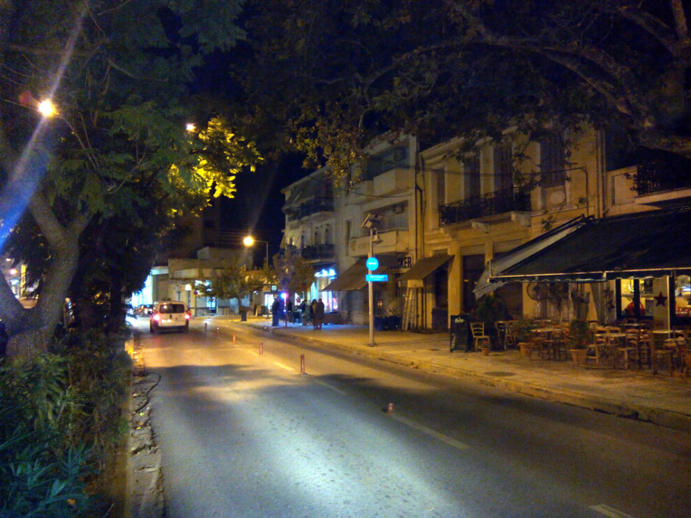 Σβηστή λάμπα και φθαρμένα κολωνάκια